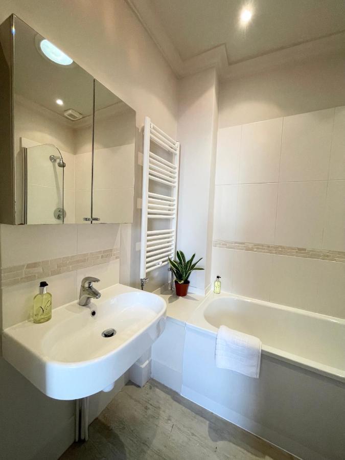 Victoria Maisonette Apartment ลอนดอน ภายนอก รูปภาพ